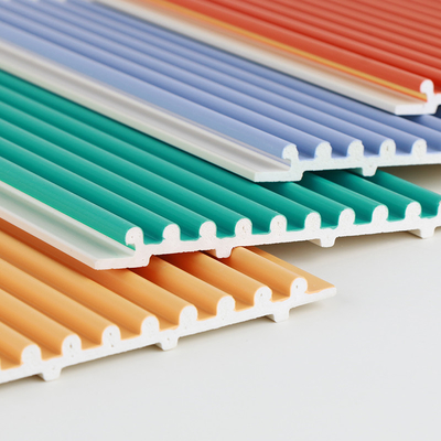 La Co a expulsé les panneaux de mur composés en plastique en bois de PVC 15mm